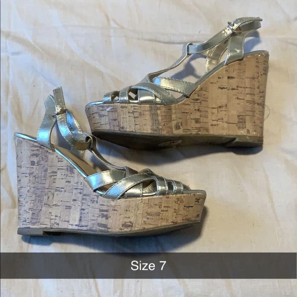 Brash gold wedges